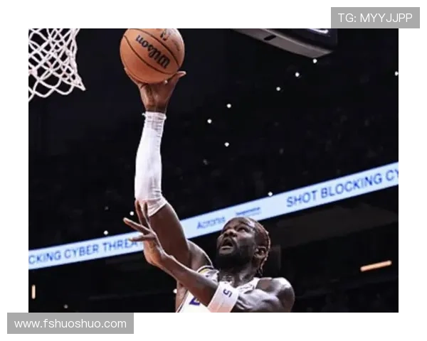 艾顿上半场表现稳健出场十六分钟高效拿下四分五篮板展现软绵绵顿宝风采